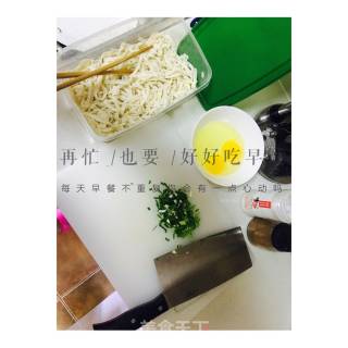 剩面条 葱花鸡蛋饼的做法步骤：1