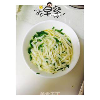 剩面条 葱花鸡蛋饼的做法步骤：2