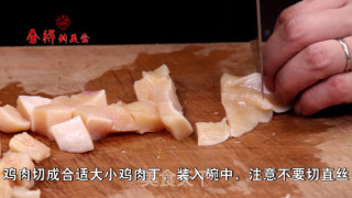 宫保鸡丁的做法步骤：1