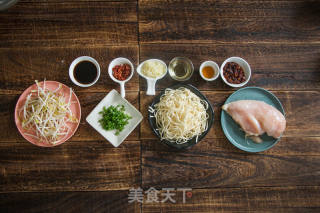 夏天午餐时间最喜欢的鸡丝凉面的做法步骤：1