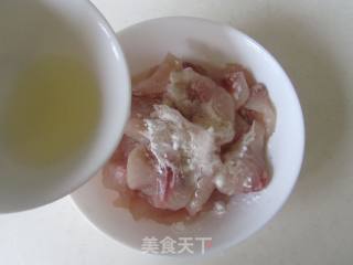 丝瓜炒鱼片的做法步骤：2