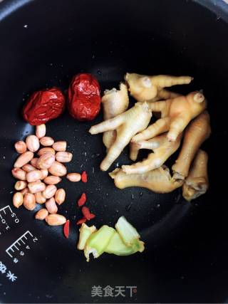 夜宵霸主枸杞花生煲鸡脚的做法步骤：1
