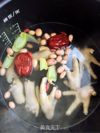 夜宵霸主枸杞花生煲鸡脚的做法步骤：2