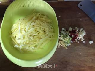 糖醋土豆条的做法步骤：1