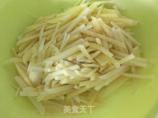糖醋土豆条的做法步骤：2
