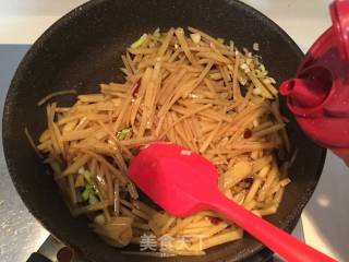 糖醋土豆条的做法步骤：6