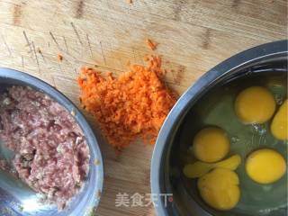 宝贝早餐必备--【彩丁肉末鸡蛋饼】的做法步骤：1