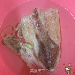 黄金干鱿鱼的做法步骤：2