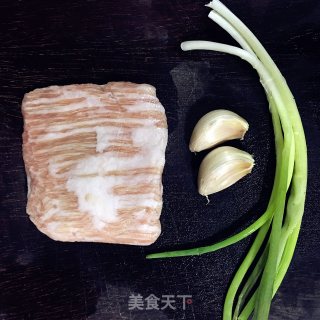 蒜拌猪颈肉的做法步骤：1