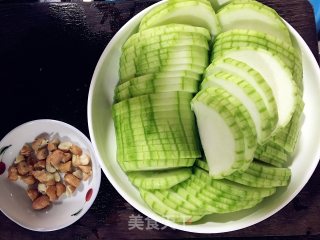 花生米炒丝瓜的做法步骤：2