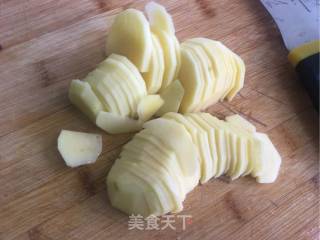 土豆家高频率下饭菜--【香煎肉末土豆片】的做法步骤：2