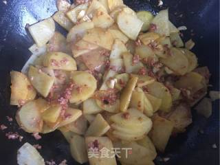 土豆家高频率下饭菜--【香煎肉末土豆片】的做法步骤：4