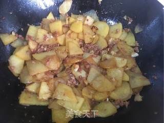 土豆家高频率下饭菜--【香煎肉末土豆片】的做法步骤：5