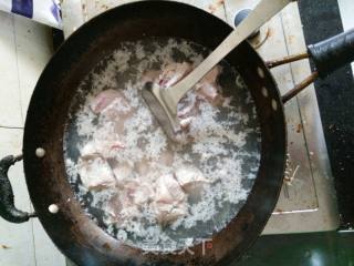 糖醋排骨的做法步骤：1