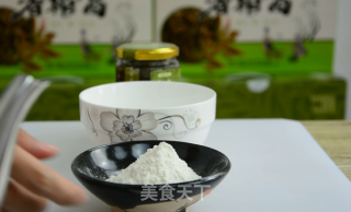 香椿鸡蛋饼的做法步骤：1