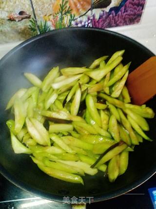 肉末酱茄条的做法步骤：2