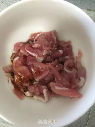 手撕杏鲍菇炒肉丝的做法步骤：2