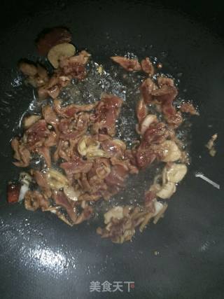 手撕杏鲍菇炒肉丝的做法步骤：6
