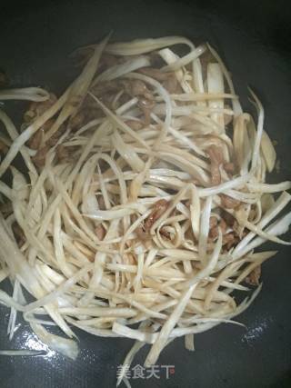 手撕杏鲍菇炒肉丝的做法步骤：7