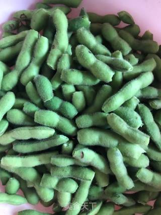 凉拌麻辣毛豆的做法步骤：1