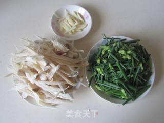 杏鲍菇炒韭菜薹的做法步骤：1
