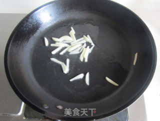 杏鲍菇炒韭菜薹的做法步骤：2