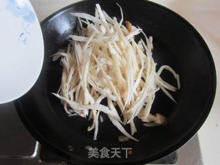 杏鲍菇炒韭菜薹的做法步骤：3