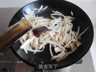杏鲍菇炒韭菜薹的做法步骤：4