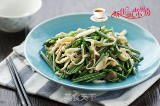 杏鲍菇炒韭菜薹的做法步骤：7