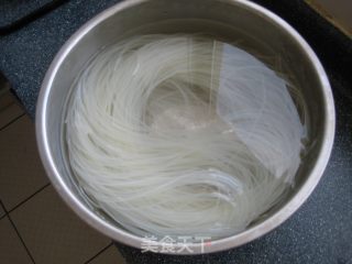 鲜虾椒丝拌米粉的做法步骤：2