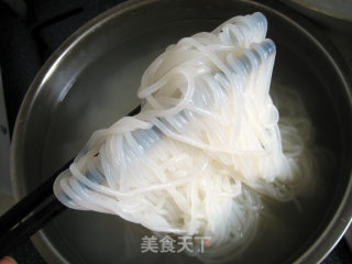 鲜虾椒丝拌米粉的做法步骤：3