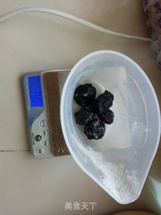 酸梅汤的做法步骤：1