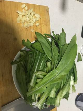 蒜泥油麦菜的做法步骤：1