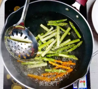 龙利鱼芦笋卷的做法步骤：4