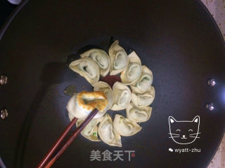 好吃到尖叫的煎饺的做法步骤：2