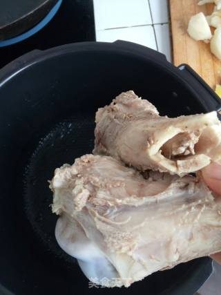 筒子骨藕王汤的做法步骤：7