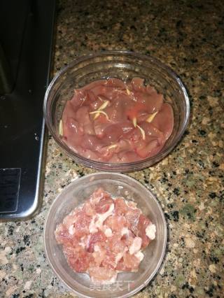 滋阴补肾猪腰瘦肉汤的做法步骤：1