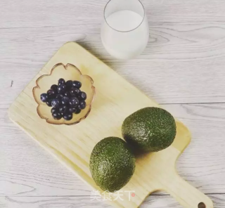 牛油果蓝莓奶昔的做法步骤：1