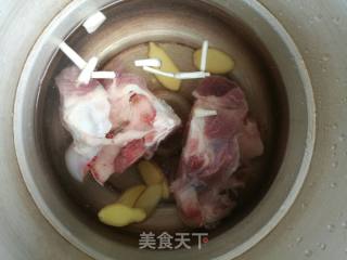 冬瓜筒骨汤的做法步骤：1