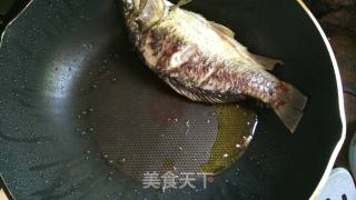 苦瓜皮蛋煮鲫鱼的做法步骤：2