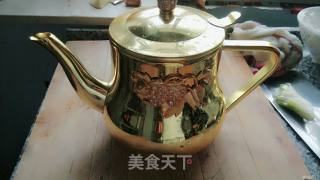 四月食谱：超人气网红减肥清新蜜桃柠檬水果茶的做法步骤：1