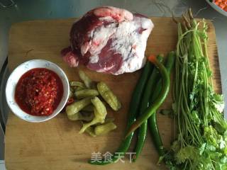三椒牛肉粒的做法步骤：1