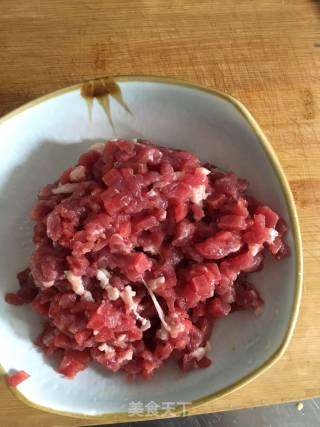 三椒牛肉粒的做法步骤：2