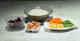 五彩炒饭的做法步骤：1