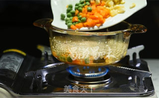 五彩炒饭的做法步骤：2