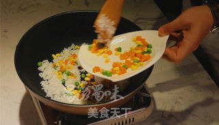 五彩炒饭的做法步骤：4