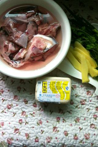 奶白鱼头豆腐汤的做法步骤：1