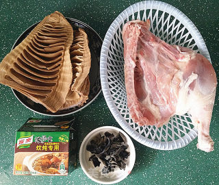 野竹笋鸭腿煲的做法步骤：1