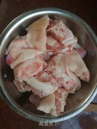 简易版卤猪蹄的做法步骤：1