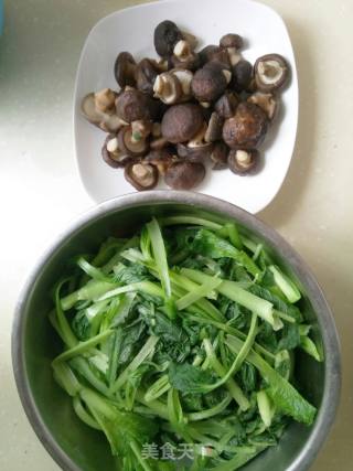 小白菜蘑菇粉丝猪肉饺的做法步骤：2